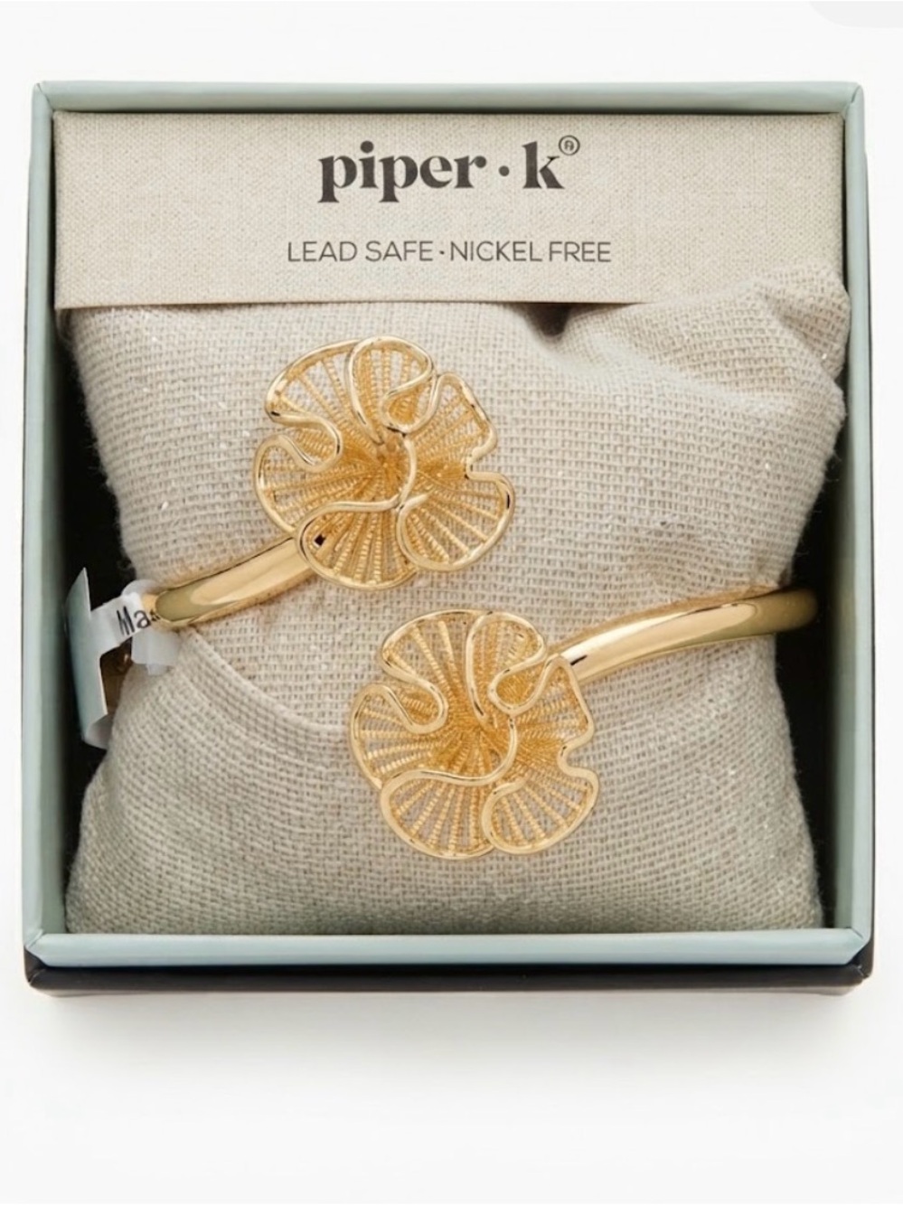 NWT ⚜️🌼⚜️ Piper K Golden Tone Floral Cuff Bracelet